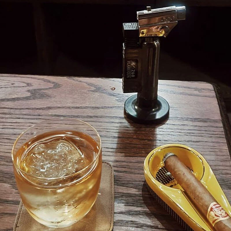 Alonetogether bangkok 酒和雪茄